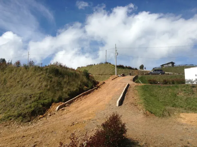 Lote en venta en Loma Del Escobero, Envigado, 2250 m² · foto 5 de 9
