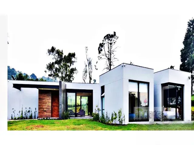Casa de 5 alcobas en venta en Guayabito, Rionegro, 2000 m² · foto 2 de 16