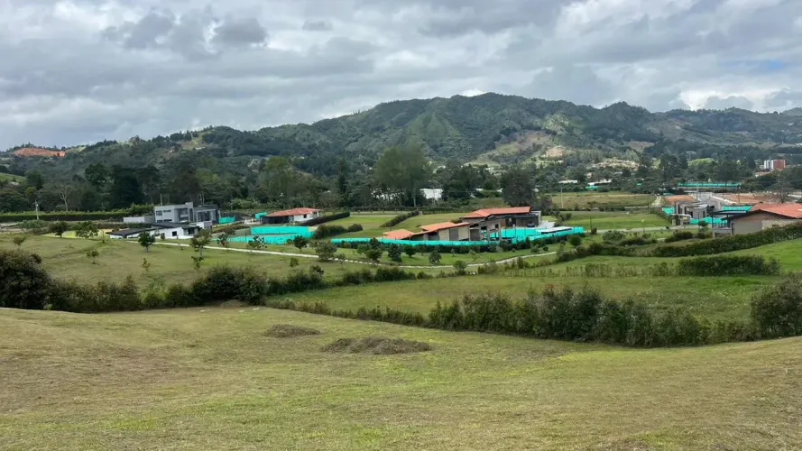 Lote en venta en El Tambo, La Ceja, 1415 m² · foto 2 de 11