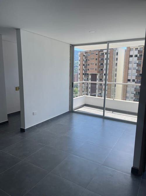 Apartamento de 2 alcobas en venta en Entreamigos, Sabaneta, 61 m² · foto 2 de 13