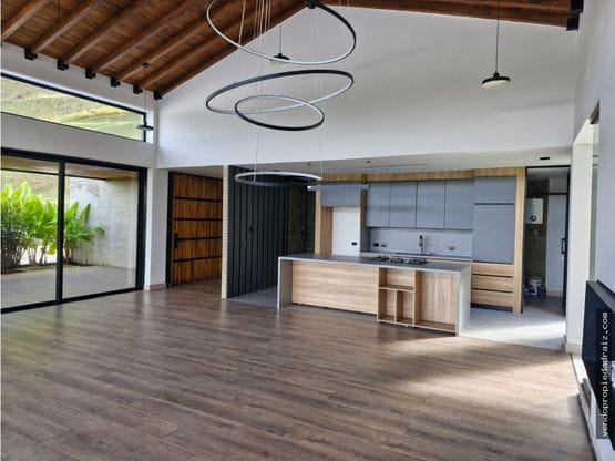 Casa de 6 alcobas en venta en Guarne, 710 m² · foto 2 de 24