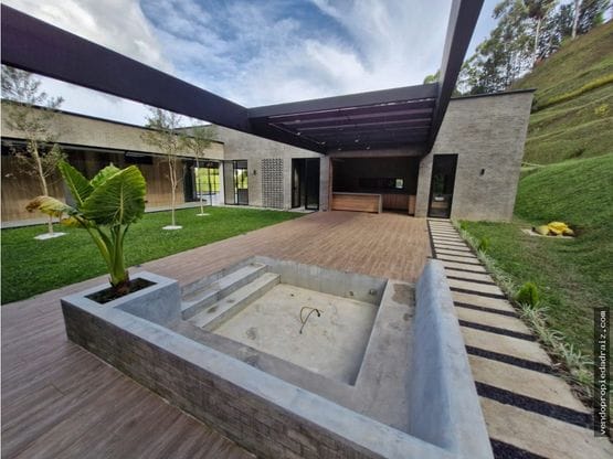 Casa de 6 alcobas en venta en Guarne, 710 m² · foto 3 de 24