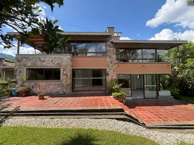 Casa de 4 alcobas en venta en Guayabito, Rionegro · foto 2 de 24