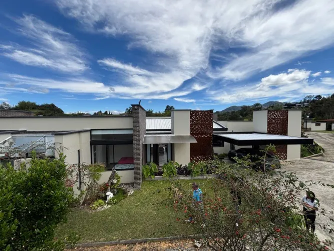 Casa de 3 alcobas en venta en Guayabito, Rionegro · foto 2 de 24