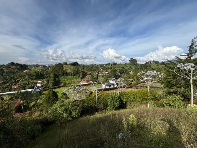 Lote en venta en Guayabito, Rionegro, 2527 m² · foto 2 de 24
