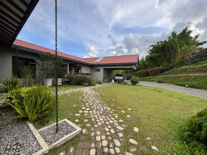 Casa de 4 alcobas en venta en Guayabito, Rionegro · foto 2 de 24