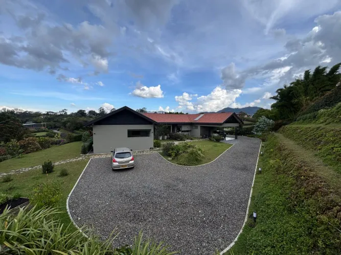 Casa de 4 alcobas en venta en Guayabito, Rionegro · foto 4 de 24
