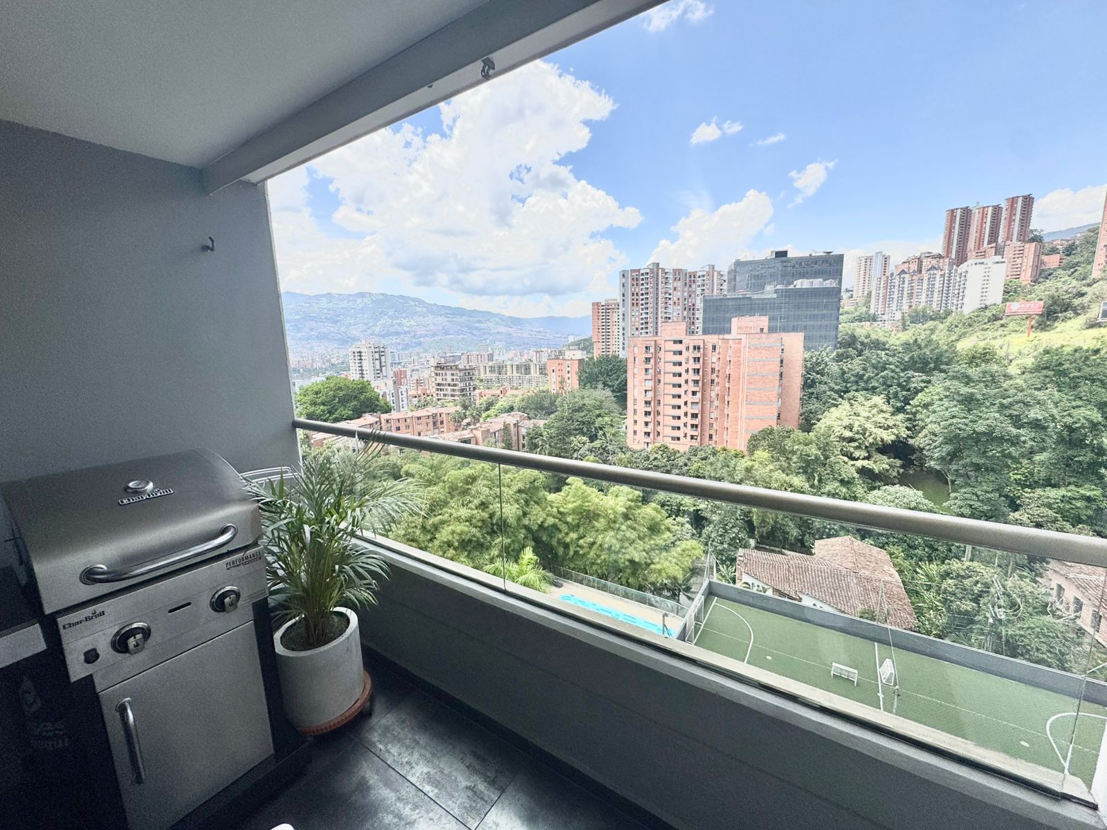 Apartamento en venta en El Poblado, Medellín · foto 2 de 17