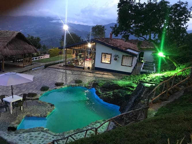 Casa de 4 alcobas en venta en Zarzal Curzao, Copacabana, 1300 m² · foto 2 de 20