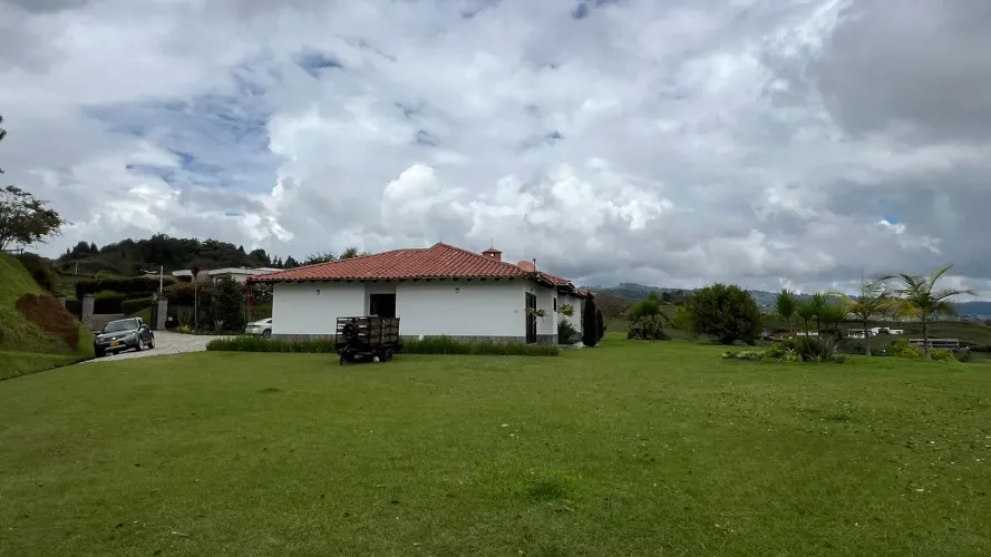 Casa de 5 alcobas en venta en La Mosquita, Guarne, 500 m² · foto 3 de 24