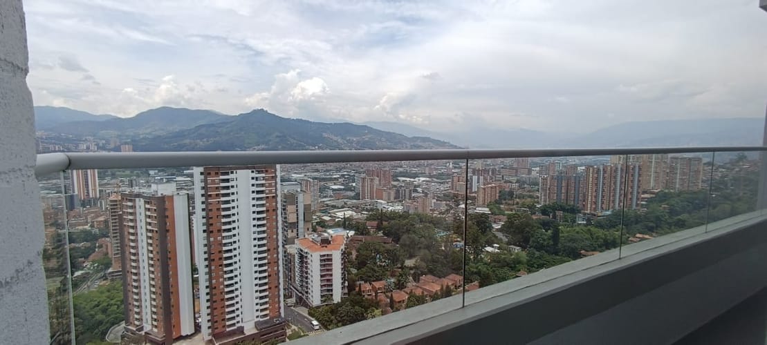 Apartamento de 2 alcobas en venta en Las Lomitas, Sabaneta, 85 m² · foto 2 de 13