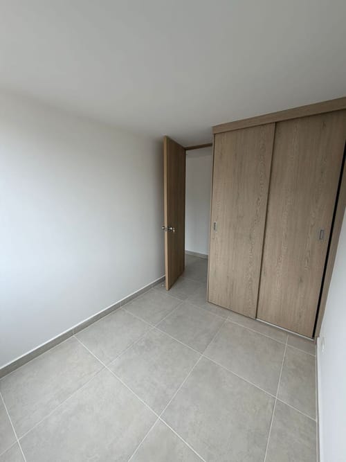 Apartamento de 3 alcobas en venta en Guasimalito, Bello, 54 m² · foto 5 de 9