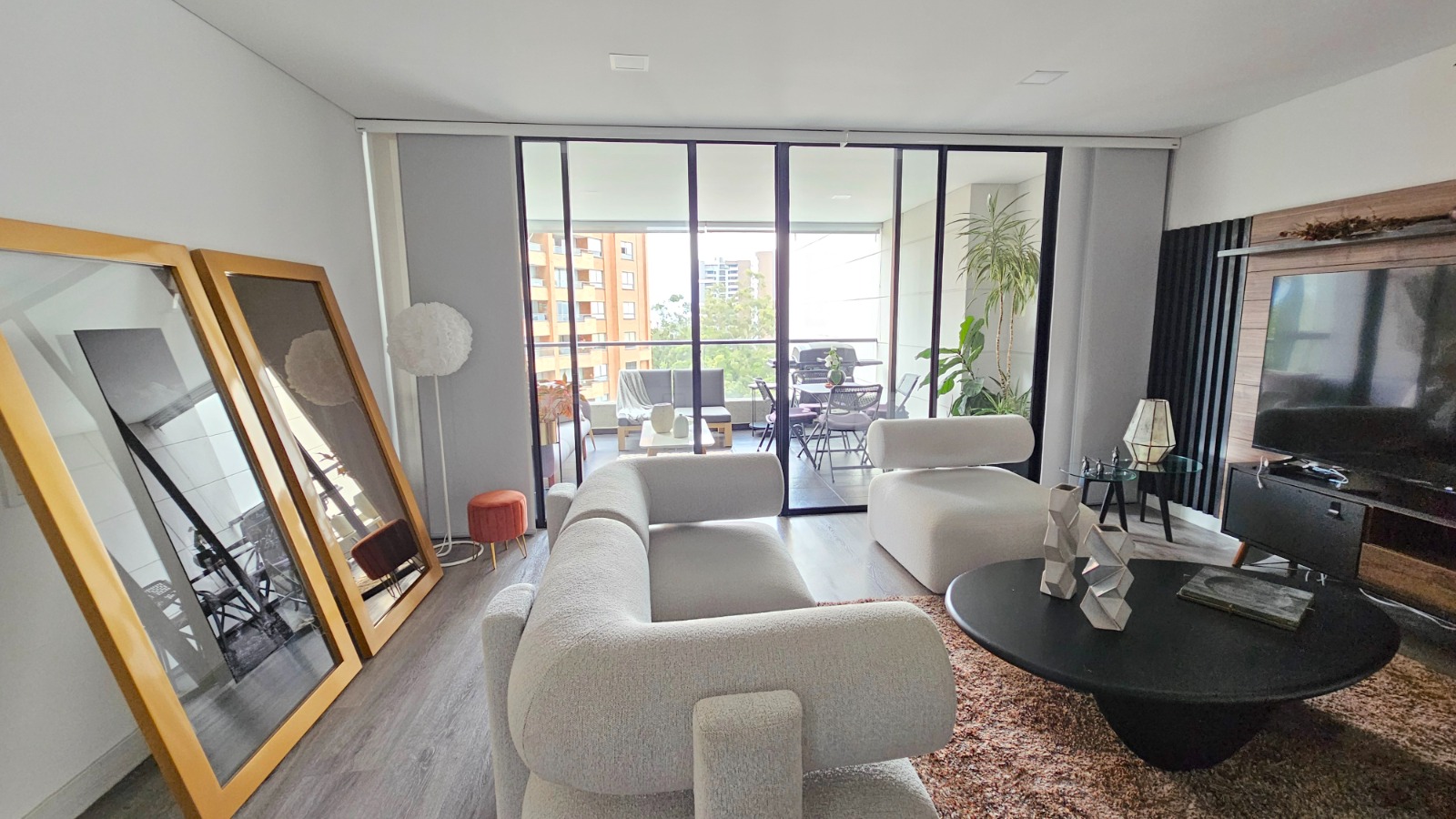 Apartamento en venta en El Poblado, Medellín · foto 2 de 24