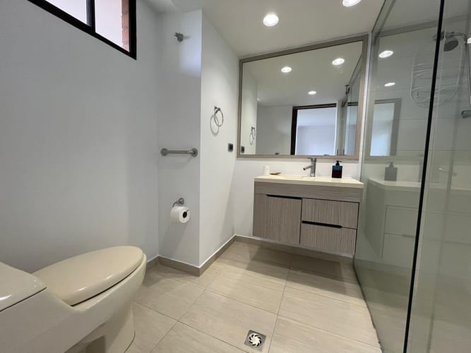 Apartamento de 4 alcobas en venta en El Poblado, Medellín, 136 m² · foto 11 de 12