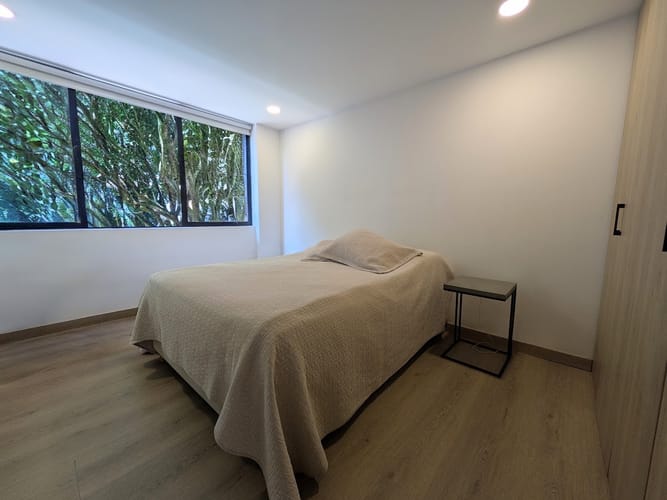 Apartamento de 3 alcobas en venta en El Castillo, Medellín, 143 m² · foto 4 de 11