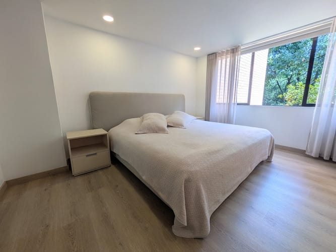 Apartamento de 3 alcobas en venta en El Castillo, Medellín, 143 m² · foto 7 de 11