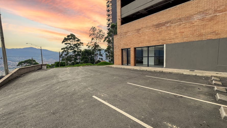 Local en arriendo en Asomadera No.2, Medellín, 231 m² · foto 2 de 12