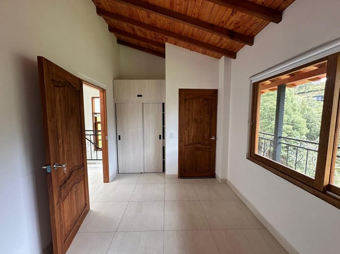 Casa de 3 alcobas en venta en El Porvenir, Rionegro, 381 m² · foto 8 de 20
