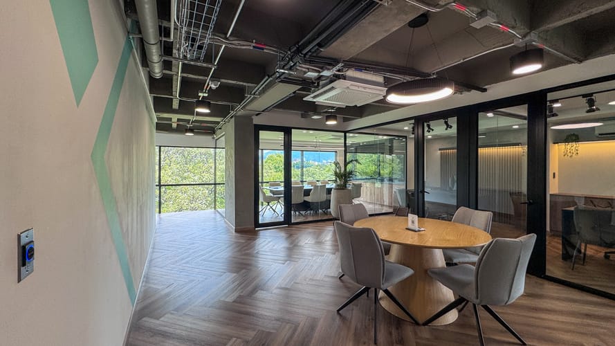 Oficina en arriendo en La Aguacatala, Medellín, 180 m² · foto 13 de 24