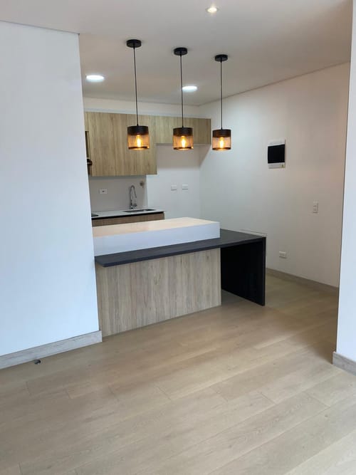 Apartamento de 2 alcobas en venta en El Poblado, Medellín, 61 m² · foto 2 de 22