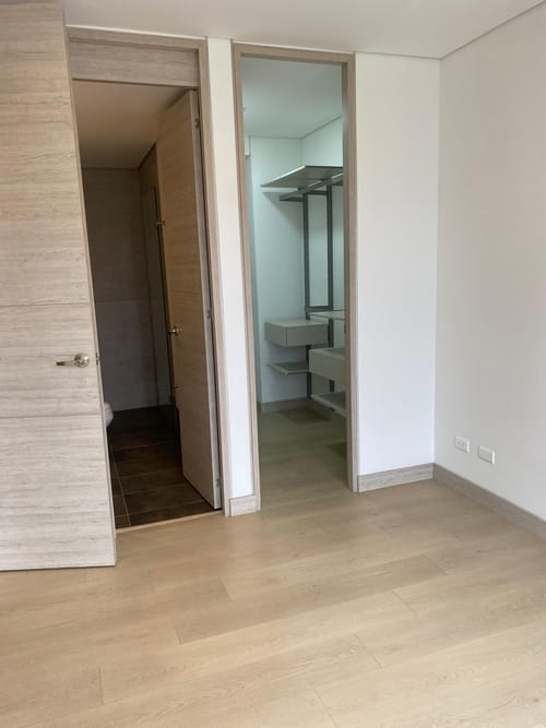 Apartamento de 2 alcobas en venta en El Poblado, Medellín, 61 m² · foto 9 de 22