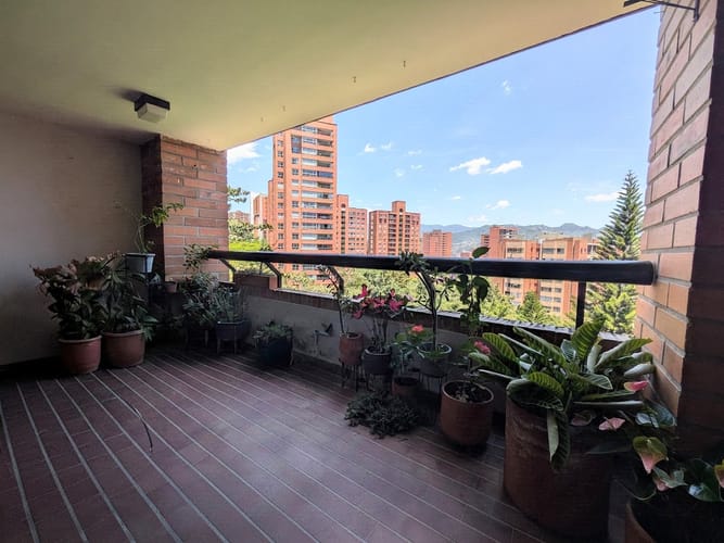 Apartamento de 2 alcobas en venta en El Poblado, Medellín, 174 m² · foto 3 de 14