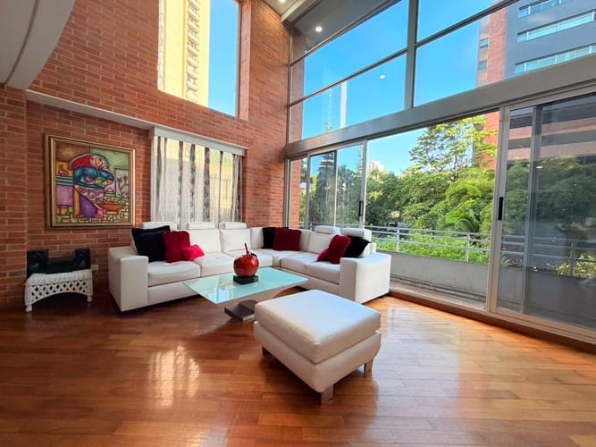 Apartamento de 2 alcobas en venta en Los Naranjos, Medellín, 138 m² · foto 2 de 18