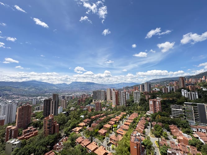 Apartamento de 2 alcobas en venta en Urbanización Las Cumbres, Medellín, 129 m² · foto 3 de 13