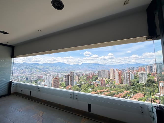 Apartamento de 2 alcobas en venta en Urbanización Las Cumbres, Medellín, 129 m² · foto 4 de 13