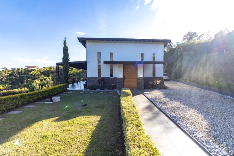 Casa de 3 alcobas en venta en San Jose, Guarne, 280 m² · foto 3 de 24