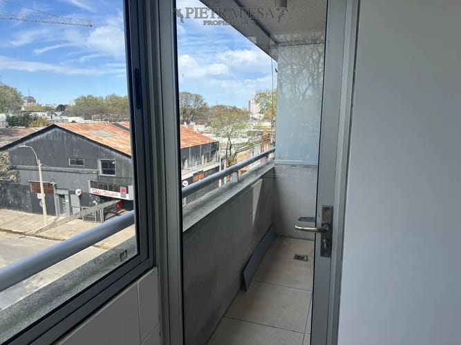 Apartamento en alquiler, 1 dormitorio, 1 baño, balcón. Tres Cruces. · Foto 4