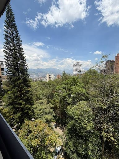 Apartamento de 3 alcobas en arriendo en Loma Del Campestre, Medellín, 420 m² · foto 3 de 24