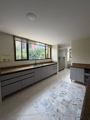 Apartamento de 3 alcobas en arriendo en Loma Del Campestre, Medellín, 420 m² · foto 5 de 24