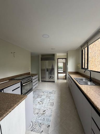 Apartamento de 3 alcobas en arriendo en Loma Del Campestre, Medellín, 420 m² · foto 6 de 24