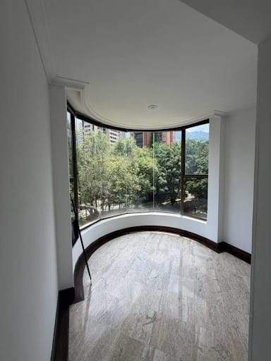 Apartamento de 3 alcobas en arriendo en Loma Del Campestre, Medellín, 420 m² · foto 8 de 24