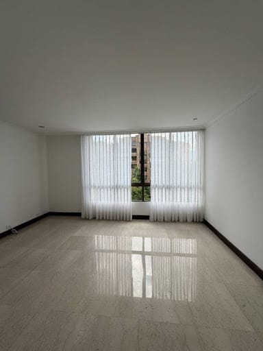 Apartamento de 3 alcobas en arriendo en Loma Del Campestre, Medellín, 420 m² · foto 19 de 24