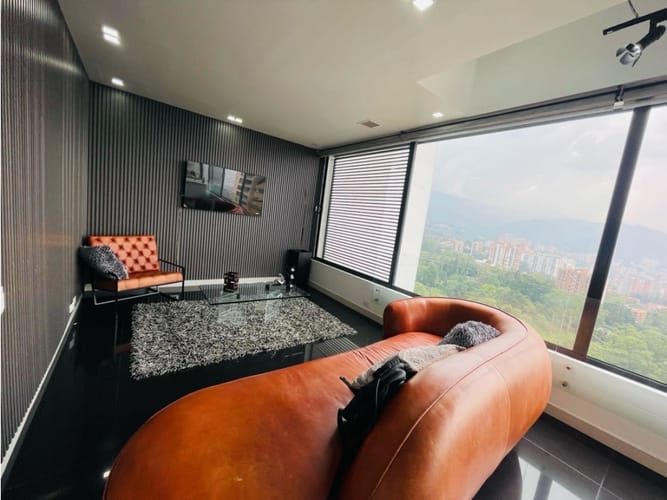 Apartamento de 2 alcobas en arriendo en El Poblado, Medellín, 270 m² · foto 2 de 13