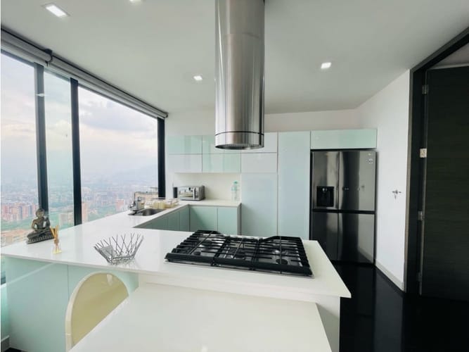 Apartamento de 2 alcobas en venta en El Poblado, Medellín, 270 m² · foto 10 de 15