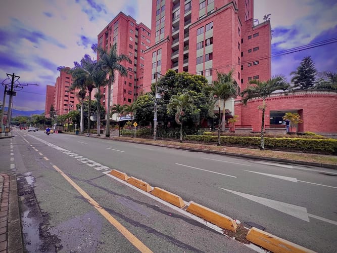 Local en venta en El Poblado, Medellín, 381 m² · foto 2 de 20