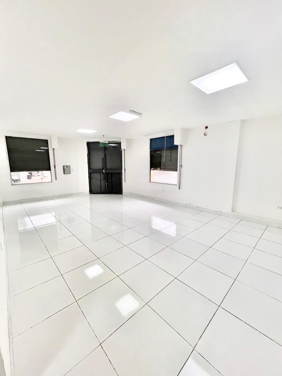 En Alquiler Showroom en Esquina - Zona Mall Excélsior - Centro de Asunción - A565