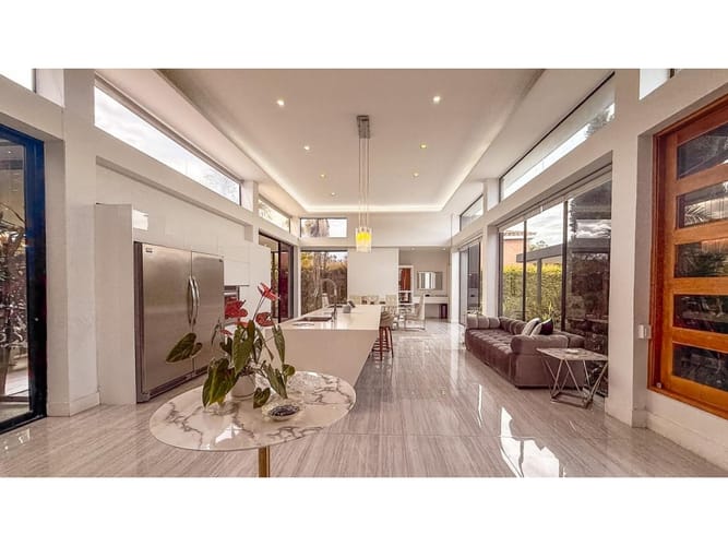 Casa de 5 alcobas en venta en Llano Grande, Rionegro, 879 m² · foto 2 de 24