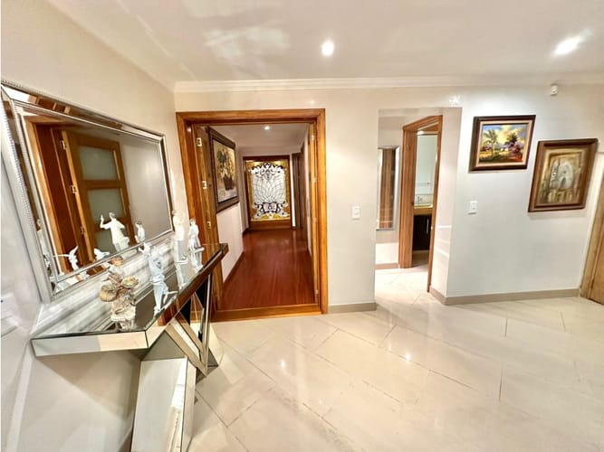 Apartamento de 4 alcobas en venta en Los Rosales, Bogotá, 412 m² · foto 2 de 24