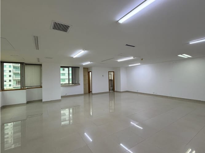 Oficina en arriendo en La Aguacatala, Medellín, 97 m² · foto 2 de 16