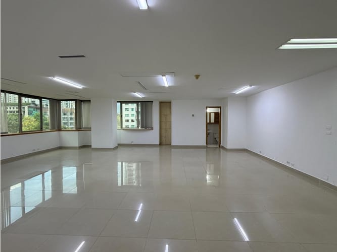 Oficina en arriendo en La Aguacatala, Medellín, 97 m² · foto 3 de 16