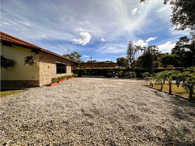 Casa de 4 alcobas en venta en Llano Grande, Rionegro, 267 m² · foto 2 de 24