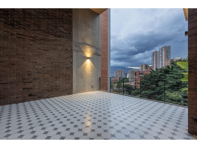 Apartamento de 2 alcobas en venta en El Poblado, Medellín, 120 m² · foto 2 de 18