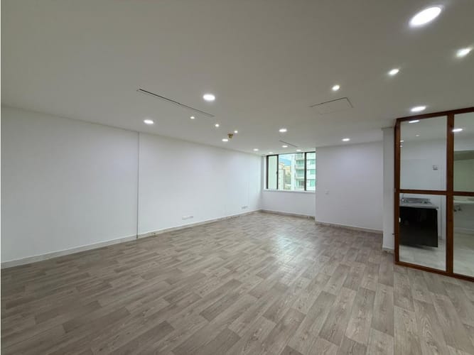 Oficina en arriendo en La Aguacatala, Medellín, 76 m² · foto 3 de 18