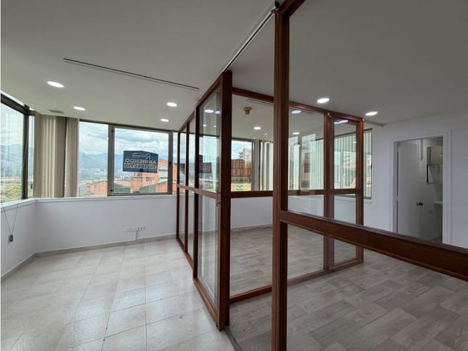 Oficina en arriendo en La Aguacatala, Medellín, 76 m² · foto 6 de 18