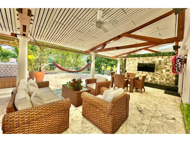 Casa de 5 alcobas en venta en El Poblado, Medellín, 538 m² · foto 3 de 24