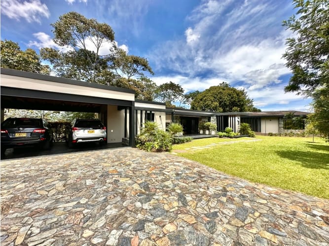 Casa de 3 alcobas en venta en Guamito, La Ceja, 325 m² · foto 2 de 24